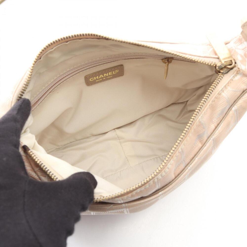 CHANEL Cream Leather Shoulder Bag - Picture 3 of 9